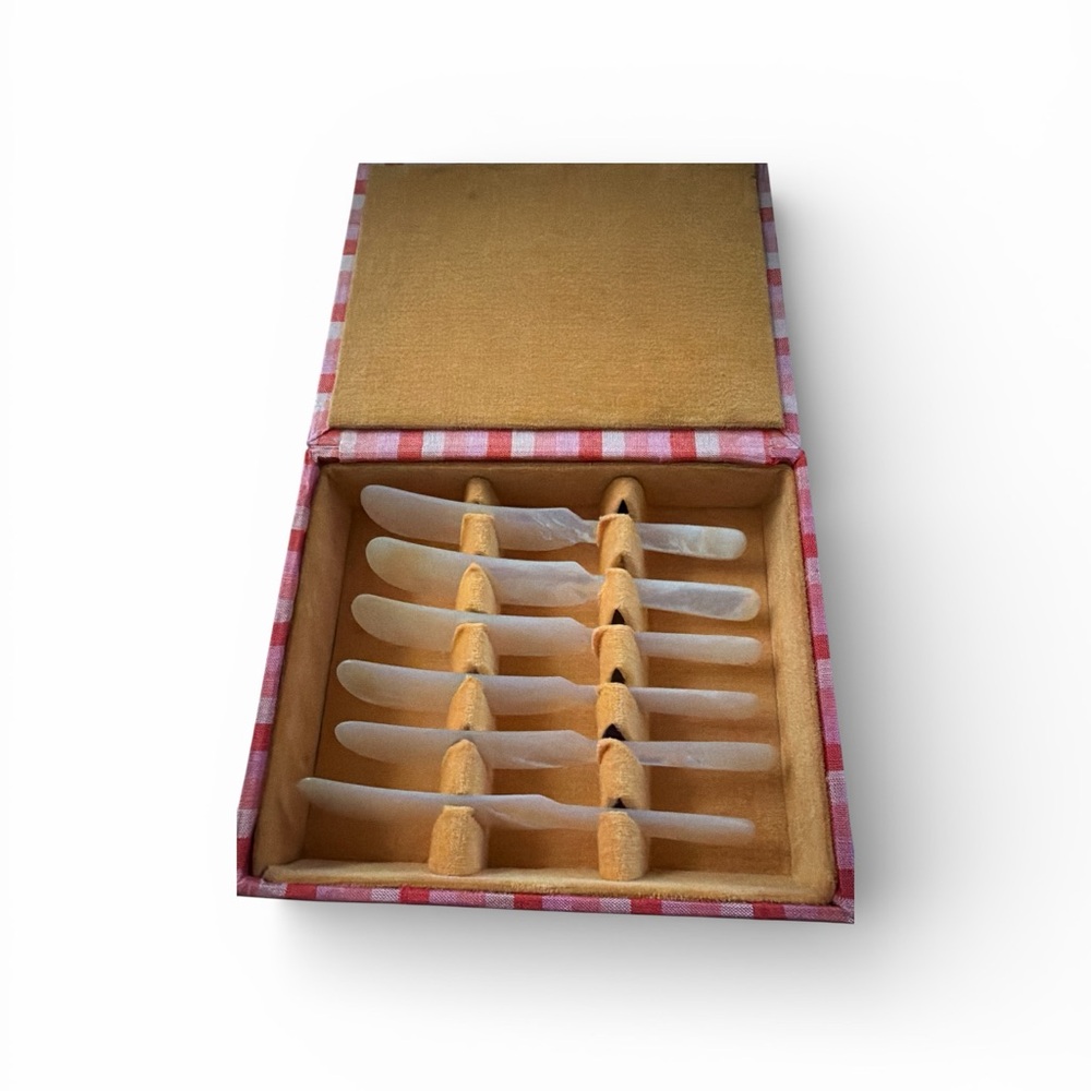 Set of six vintage mother of pearl handled spreaders in a presentation box.